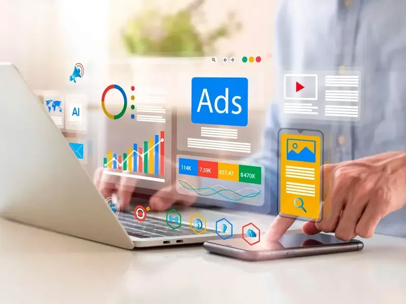 Tráfego pago para pequenas empresas: gerenciamento de anúncios Google e Meta em laptop e celular