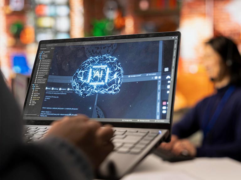 Profissional editando vídeos com automação por IA em ambiente de home office.