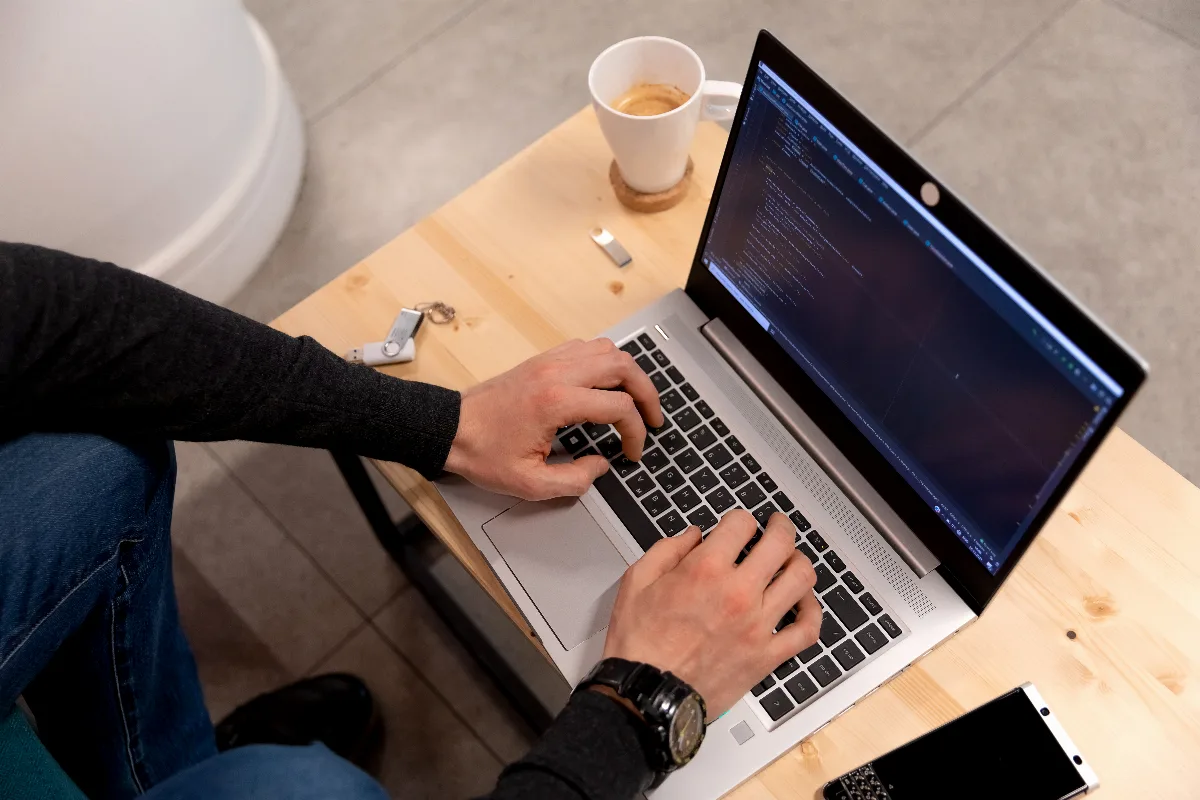 empresas que fazem sites em WordPress em São Paulo: desenvolvedor trabalhando em projeto web