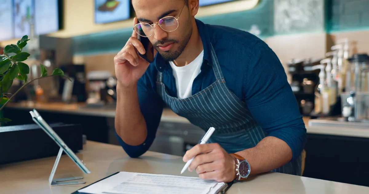 Preços de agência de marketing: empresário analisando proposta comercial