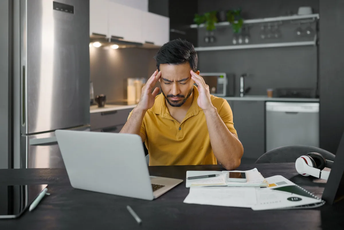 site não aparece no Google: empresário analisando resultados de busca no notebook