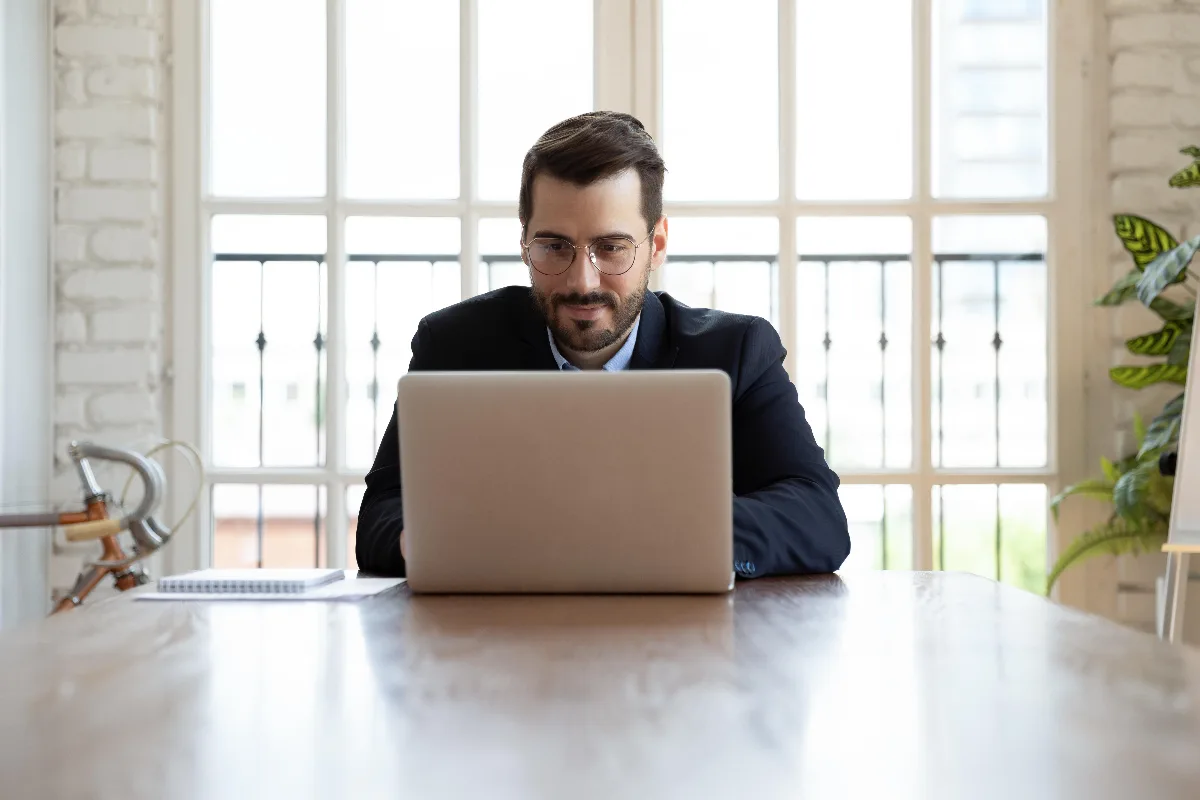 como saber se minha marca aparece nas IAs: empresário verificando resultados no notebook