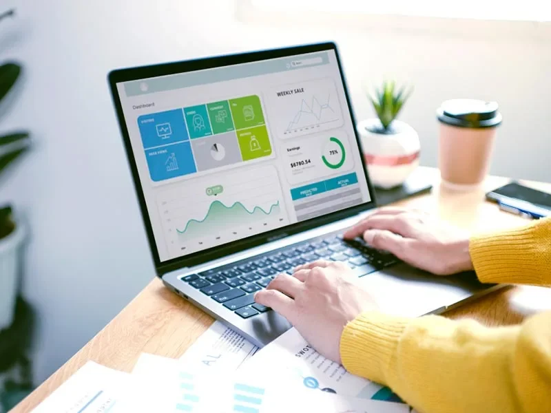 Quanto custa serviço de SEO: pessoa analisando dashboard de resultados no laptop